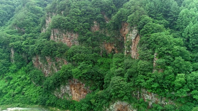 韩国江原道正城县，梭溪河上的神奇岩壁视频素材