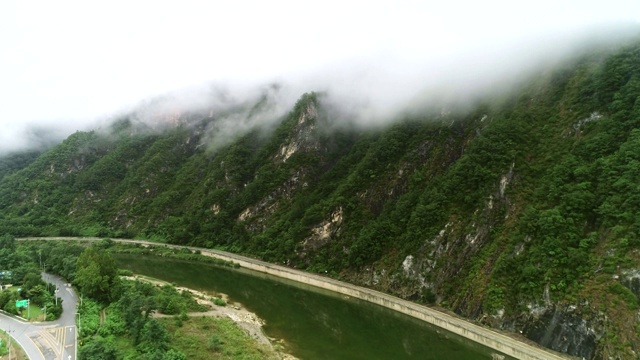韩国江原道Jeongseon县Sogeum河的石灰岩悬崖和山谷视频素材
