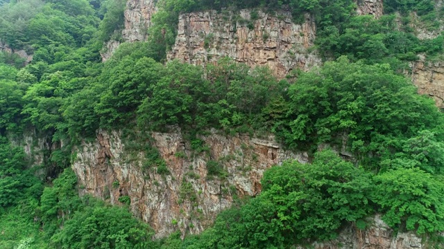 韩国江原道Jeongseon县Sogeum河的石灰岩悬崖和山谷视频素材