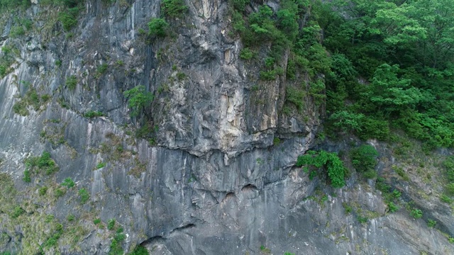 韩国江原道旌善郡的石灰岩悬崖和溪谷视频下载