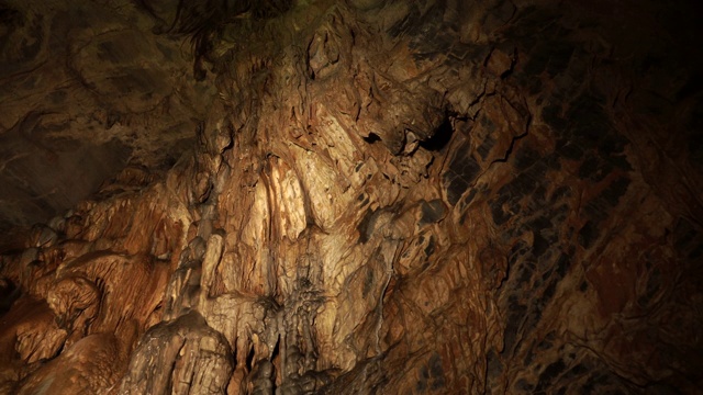 韩国江原道永峪高西洞的石灰岩洞穴景观视频素材