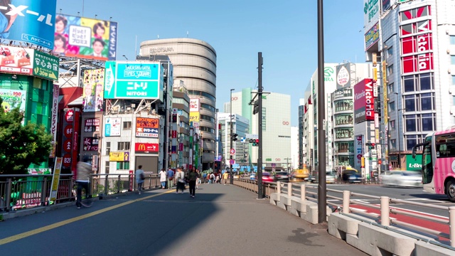 4K时间推移:日本东京新宿地区交通和人群穿越时间推移。视频素材
