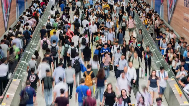 4K时间推移人群在香港地铁交通枢纽的高峰期行走视频素材