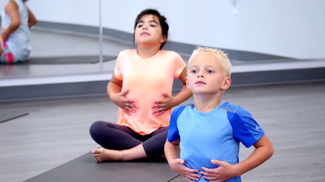 瑜伽学生学习呼吸练习视频素材