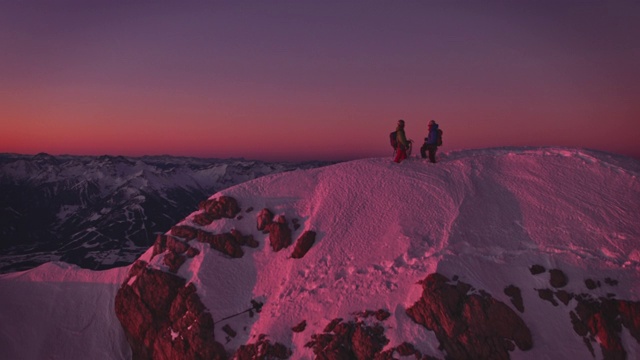 徒步旅行者在雪山山顶握手视频素材