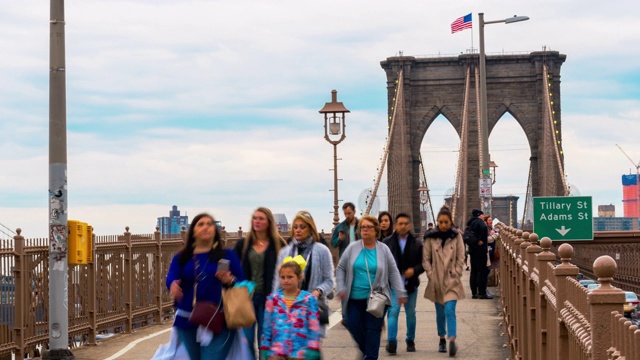 美国纽约曼哈顿布鲁克林桥上人群游客步行的4K时间间隔视频下载