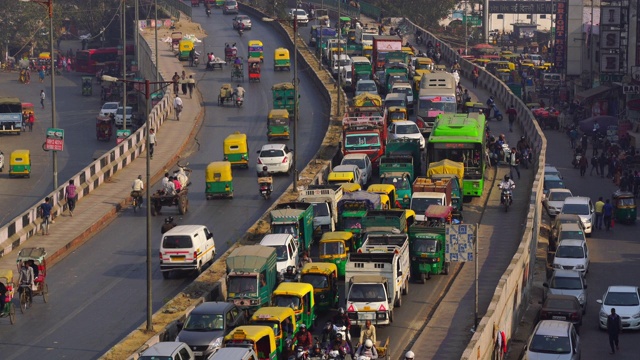 印度新德里被污染的街道交通堵塞视频下载