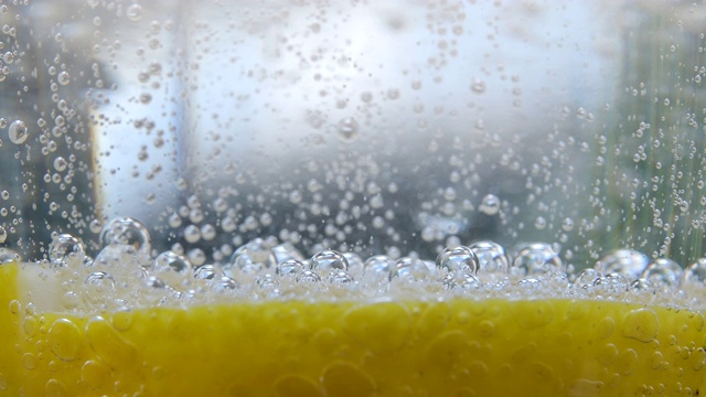 苏打柠檬水在透明的玻璃杯里视频下载