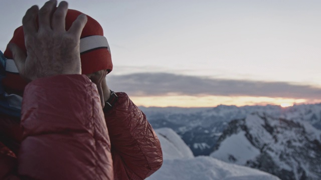 男徒步者戴着针织帽在雪山上视频素材