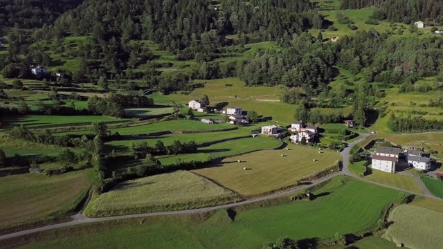在Val Poschiavo山谷附近的Bernina Pass, Graubunden，瑞士乡村高山房屋的空中全景图。视频素材