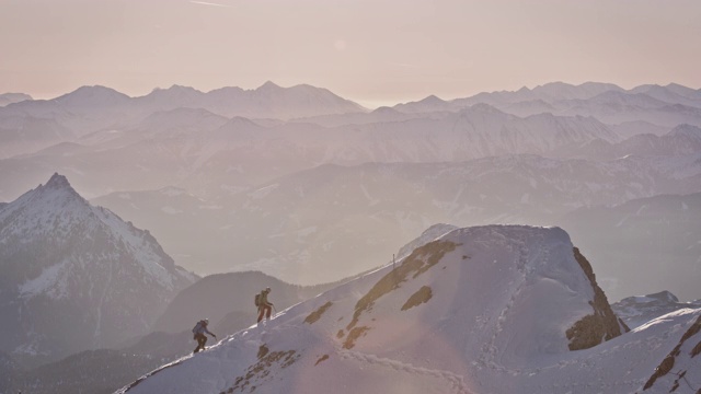 男性徒步者攀登雪山视频下载