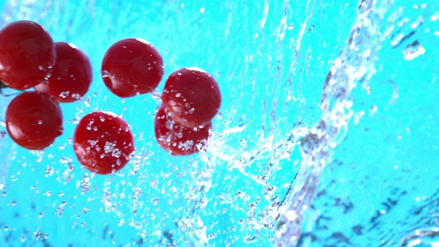 番茄扑倒在水中，以1500帧/秒的慢动作拍摄视频下载