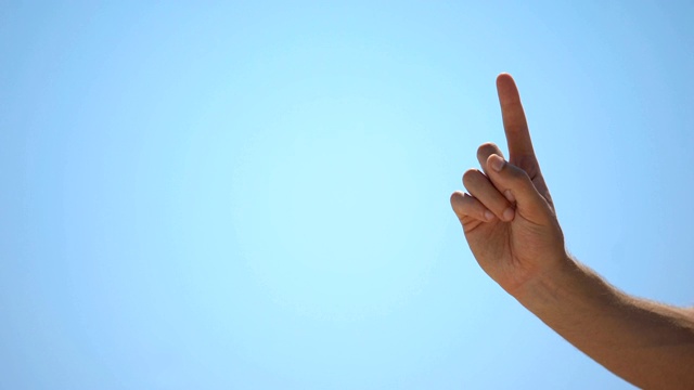 男性的手指指向天空的背景，概念的新想法，明智的建议视频下载