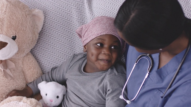 患癌症的少数民族男孩对他的护士微笑视频下载