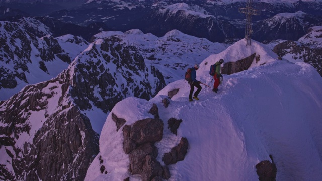 冬季在山顶的男性徒步旅行者视频素材