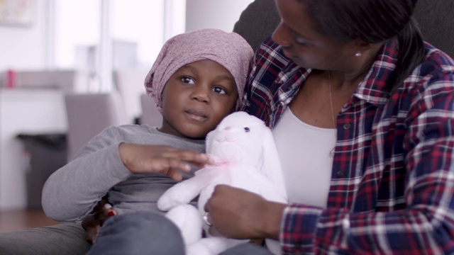 支持的母亲抱着患癌症的孩子视频下载