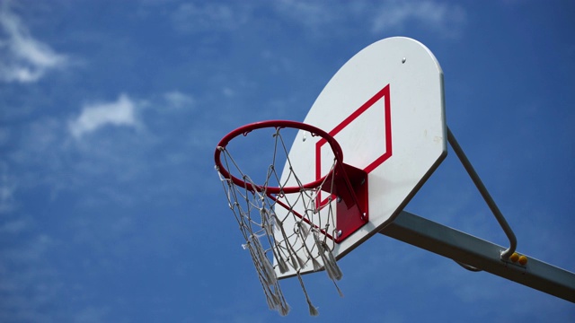 篮球框在街上。视频下载