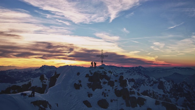 日出时，男性朋友在山顶交叉视频素材