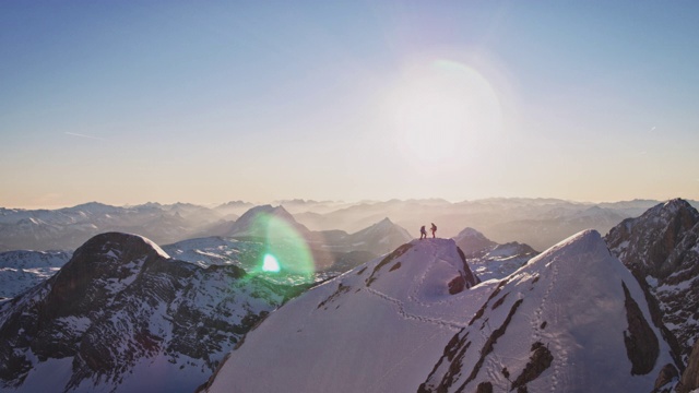 男性朋友在冬天登上山顶视频素材