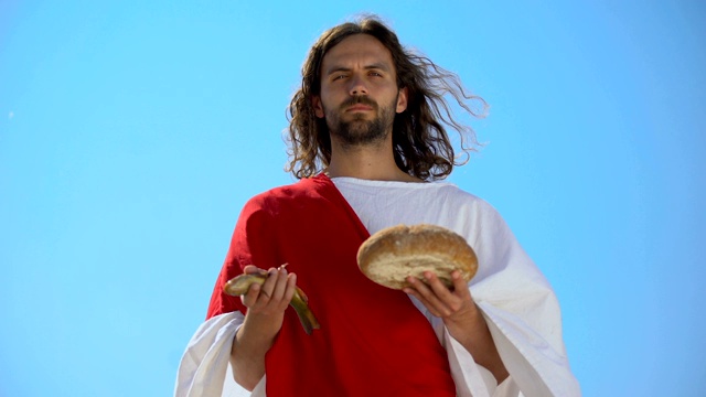耶稣展示了鱼和面包，圣经故事，喂养成千上万人的奇迹视频下载