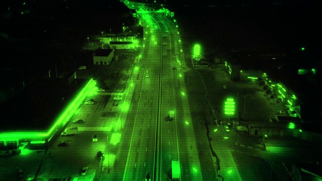 无人机在夜间高速公路上的夜视，交通管制视频下载