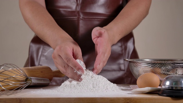 手面包师刷去面粉上的手视频素材