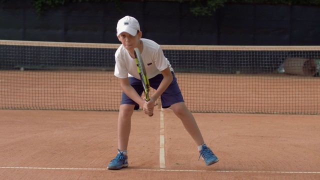 网球训练，有目的的青少年在球场上练习无球球拍发球技术，准备比赛视频下载