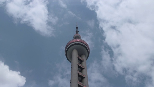 低角度的上海东方明珠塔，上海，中国视频素材