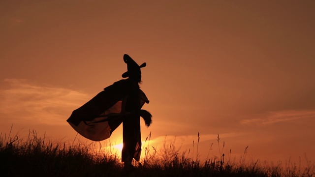 女巫在日落时表演仪式舞蹈视频下载