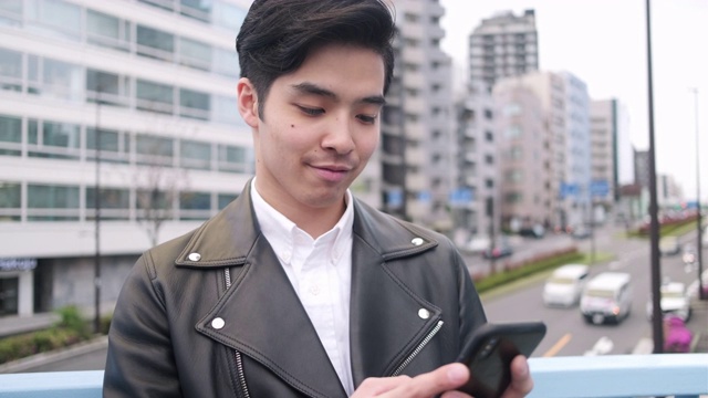 在东京使用智能手机的年轻日本成年男性视频素材