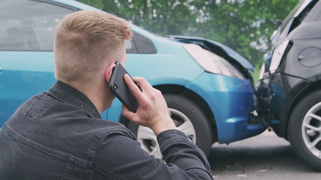 涉及车祸的年轻男性司机打电话给保险公司或恢复服务视频下载