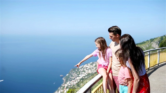 暑假在意大利。意大利阿马尔菲海岸，一个四口之家视频下载