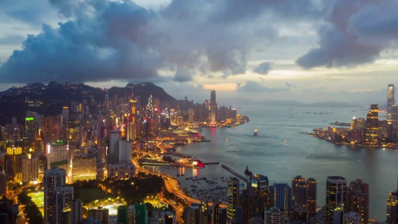4k分辨率无人机视点香港城市的超延时，维多利亚港夜间鸟瞰图视频素材