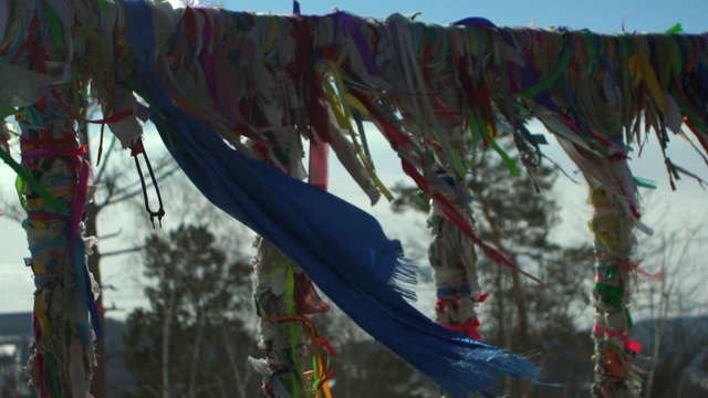 特写:俄罗斯贝加尔湖，宗教场所的栏杆上系着彩色丝带视频下载