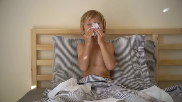 卧病在床的小男孩的超慢速镜头。婴儿流感概念视频素材