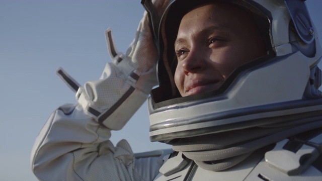 宇航员在火星上打开头盔视频素材