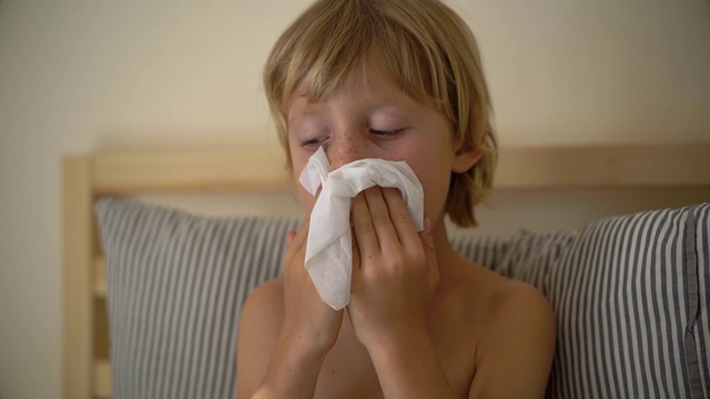 卧病在床的小男孩的超慢速镜头。婴儿流感概念视频素材