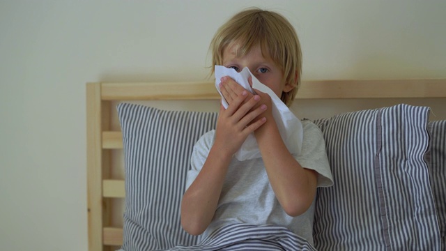 生病的小男孩躺在床上。婴儿流感概念视频素材