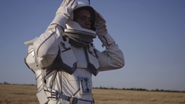 宇航员在火星上打开头盔视频素材