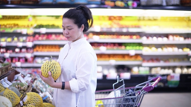 在超市购买健康食品的妇女视频素材