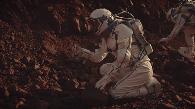 宇航员在火星上收集岩石样本视频素材