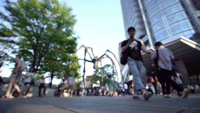 模糊的人群走在六本木山，东京，日本。视频素材