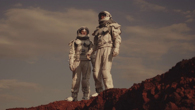 火星上的两名宇航员视频素材