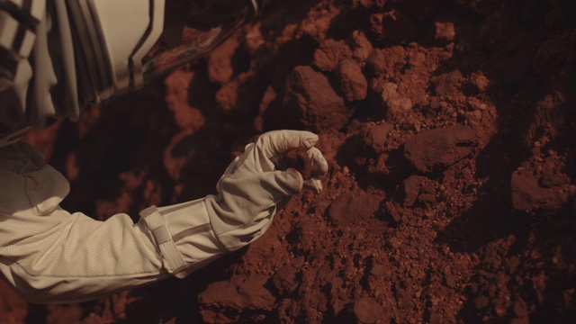 宇航员在火星上检查岩石视频素材