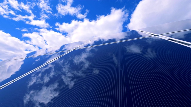 现代的太阳能电池板在露天反射天空视频素材