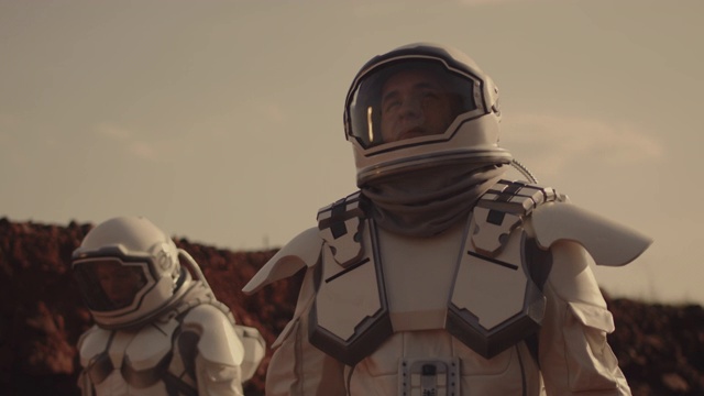 宇航员环顾火星视频素材