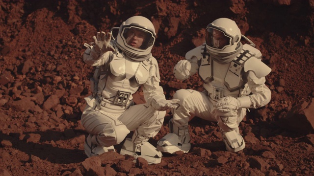 宇航员在火星上收集岩石样本视频素材