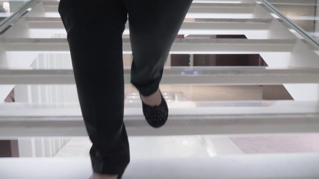 一个女人的脚下楼的固定镜头视频下载