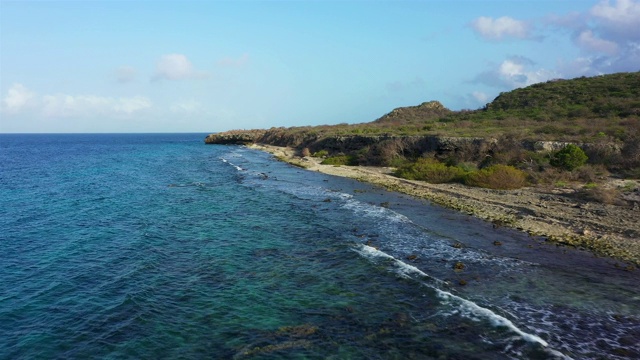 鸟瞰图地区圣玛莎湾与海岸线和绿松石水- Curaçao/加勒比/荷属安的列斯视频下载