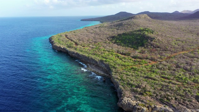 鸟瞰图地区圣玛莎湾与海岸线和绿松石水- Curaçao/加勒比/荷属安的列斯视频下载